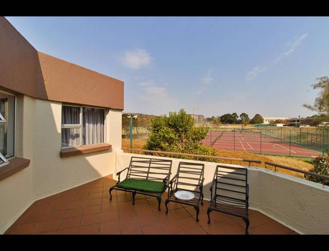 2 BEDROOM TOWNHOUSE FOR SALE IN BEDFORDVIEW